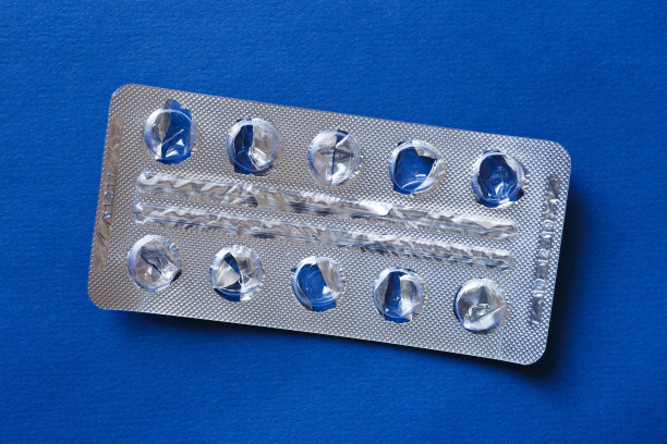 空泡罩包装的药片。蓝色背景的药品包装。图片下载