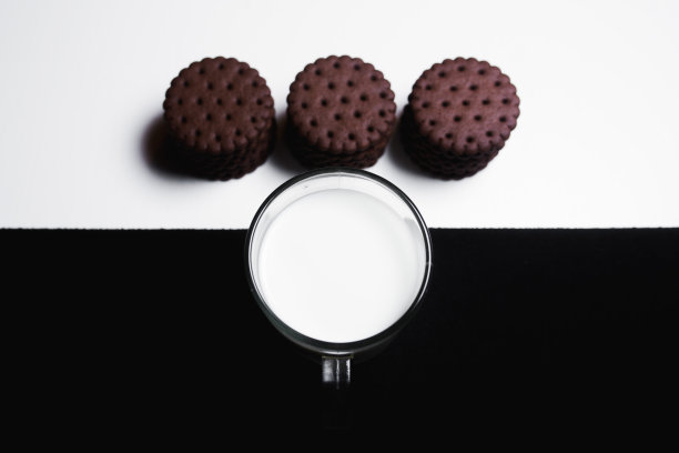 牛奶和歌曲在黑白背景图片下载