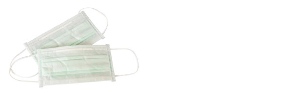 特写2个医用口罩隔离在白色全景背景与复制空间，Covid-19插图图片下载