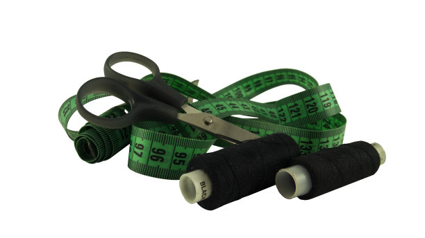 在白色背景下隔离测量绿皮胶带和剪刀图片下载