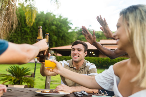 啤酒和橙汁吐司图片下载