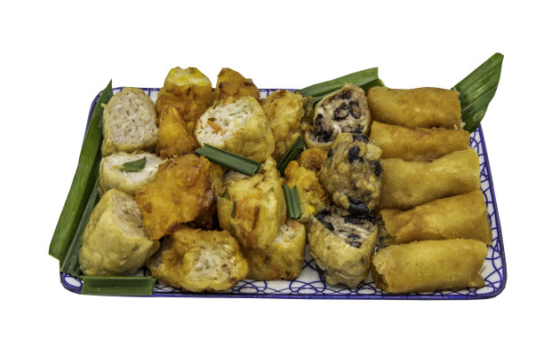 油炸芋头卷(芋头光刻)和油炸春卷，油炸豆腐，油炸萝卜，油炸芋头和黑豆(炸芋头饼)孤立在白色的背景与剪切路径。图片下载