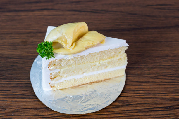 新鲜的榴莲上的榴莲蛋糕在棕色的木制背景图片下载