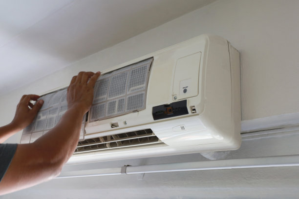 技术员服务清洗和清洗维护或修理墙上的空调图片下载