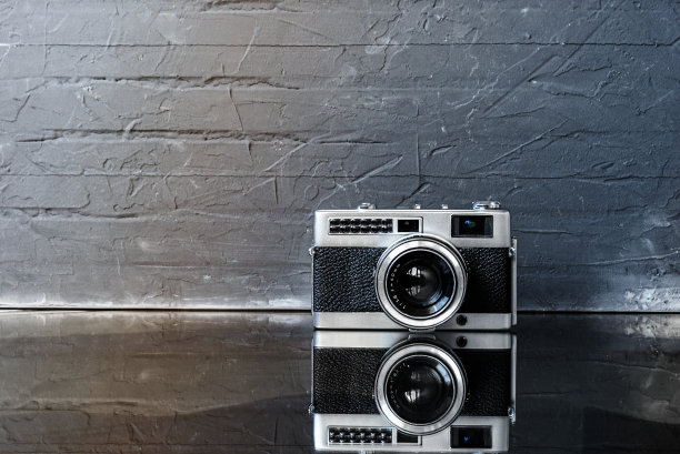 灰色背景下的老式单反相机图片下载
