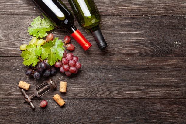 各种葡萄、酒瓶和开瓶器图片下载