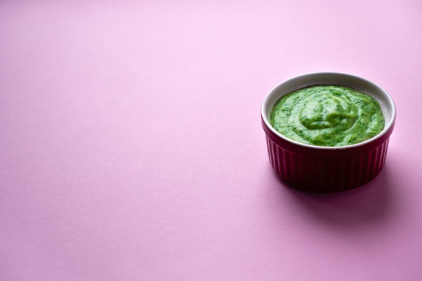 绿色蔬菜，鳄梨和羽衣甘蓝沙拉的奶昔食谱图片下载