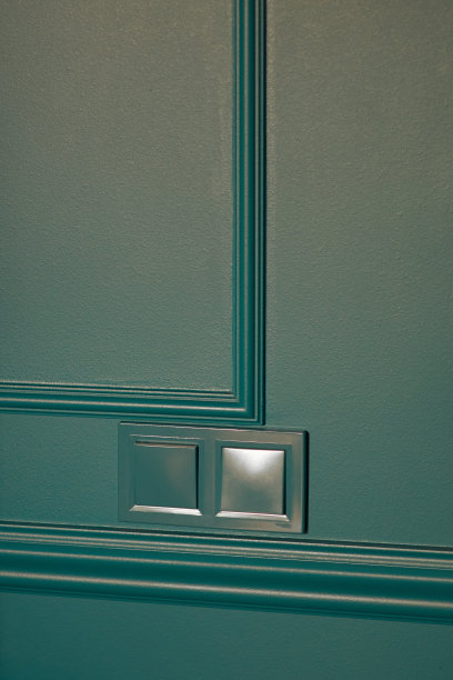 极简室内设计的家用电器深蓝色开关。时尚的卧室和客厅门把手。木拼花的房间。室内空间模型。北欧风格。图片下载