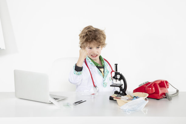 忙碌的年轻医生向你挥了一拳图片下载