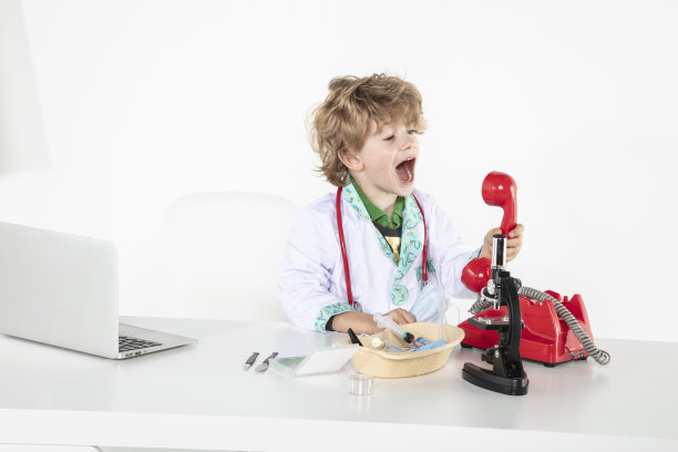 年轻医生在电话交谈中对着耳机尖叫图片下载