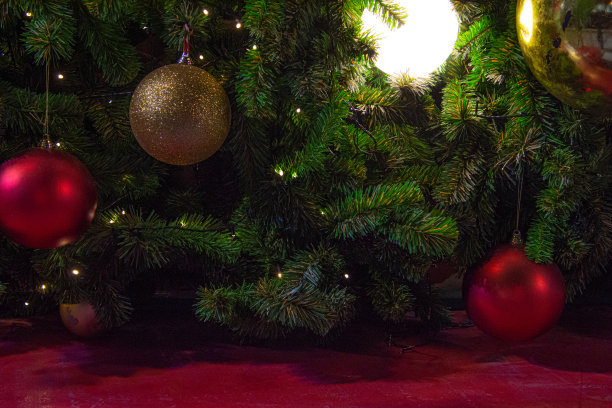 圣诞树的装饰地板上挂着金色和红色的彩球。图片下载