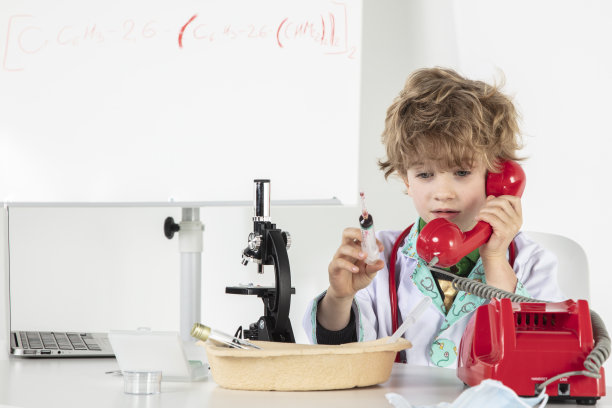 年轻医生在电话交谈中对着耳机尖叫图片下载