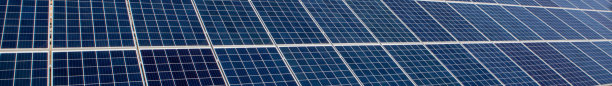 全景太阳能电池板背景太阳能概念图像。图片下载