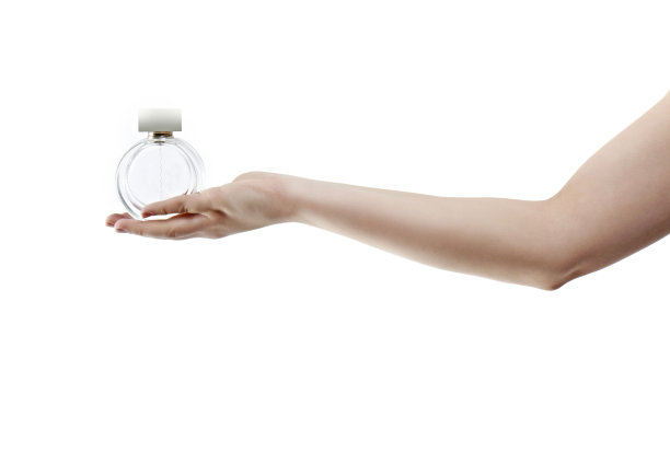 拿着香水瓶的女人图片下载