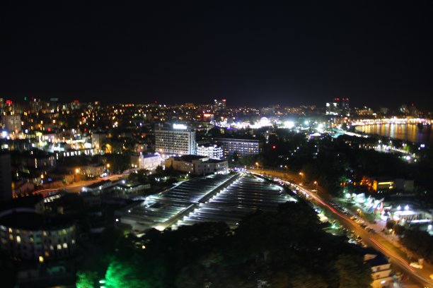 城市的灯光在漆黑的夜晚亮着图片下载