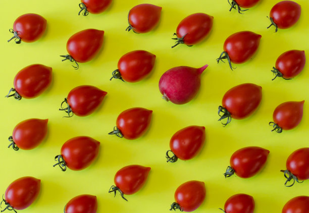 黄色背景上的红色番茄图案俯视图，平铺，新鲜蔬菜，创意摄影拼贴，健康食品理念图片下载