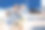 小女孩和她的妈妈购物后在超市附近的包装产品图片下载