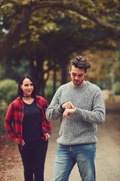 年轻人在等他的女人，看时间。爱的概念。图片下载