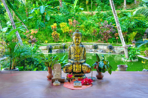 一座花园前的佛像和供品图片下载