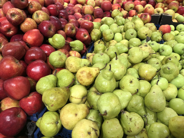 红苹果和梨水果在超市，食品和零售的概念图片下载