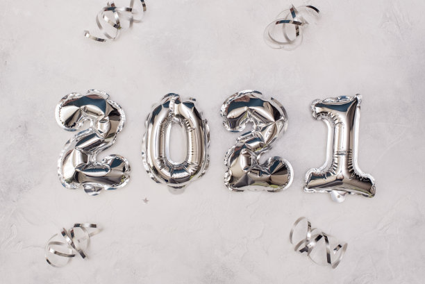 2021年金色圣诞气球孤立在白色背景上。氦气球，金箔号。2021年新年快乐的数字。聚会装饰、周年纪念标志、节日庆典、嘉年华图片下载