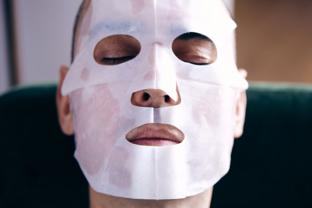 戴口罩的男人图片下载