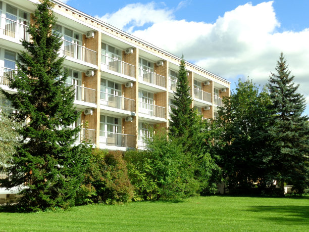 在一个国家公园为游客建造的舒适的酒店度假建筑图片下载