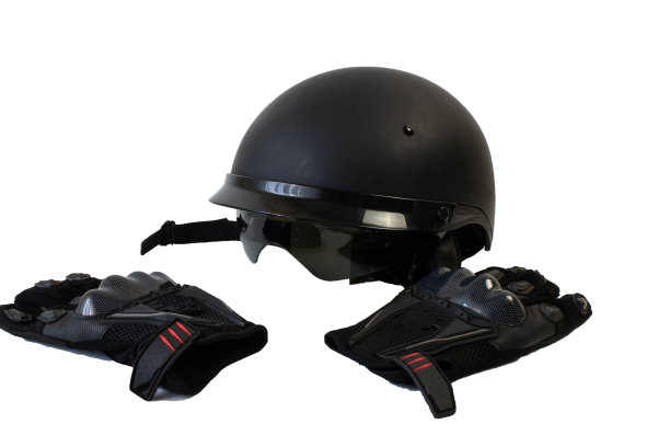 孤立在一个白色背景的摩托车头盔和摩托车手套图片下载