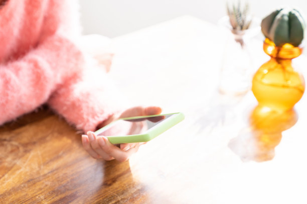 一个智能手机，双手图片下载