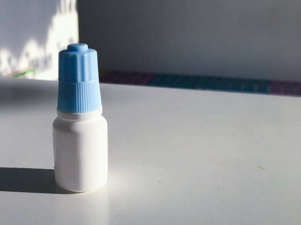 塑料滴瓶模糊背景与复制空间图片下载