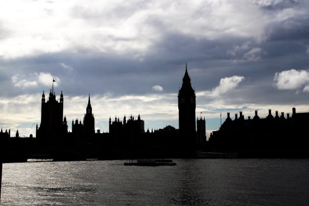 泰晤士河上威斯敏斯特宫的剪影。图片下载