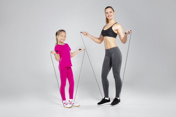 美丽的女人和她的女儿在跳绳图片下载