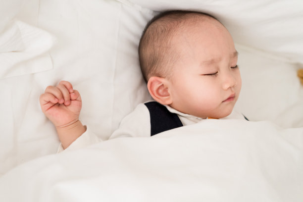 在房间里睡觉的亚洲婴儿图片下载