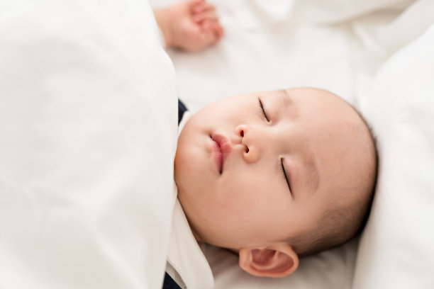 在房间里睡觉的亚洲婴儿图片下载