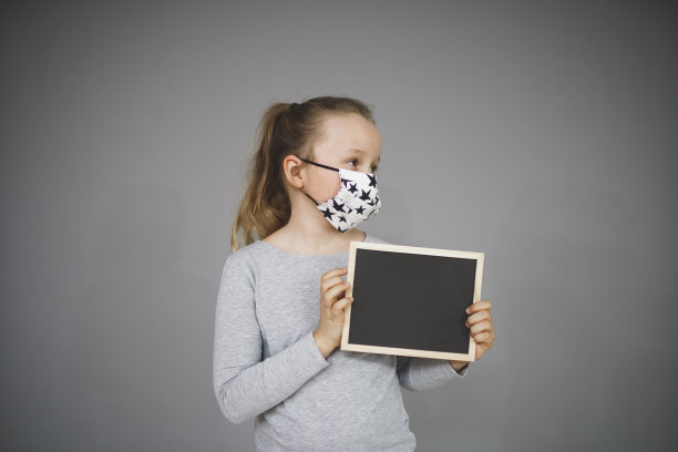 带着留言板和鼻面罩的女孩图片下载