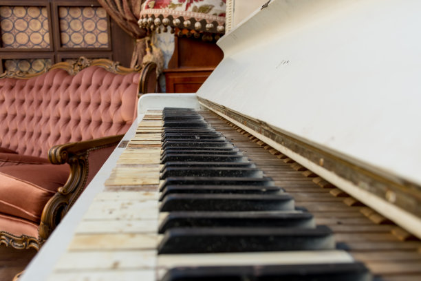 复古复古的房间设置，沙发，配件，生锈的白色钢琴。理想的明信片。图片下载