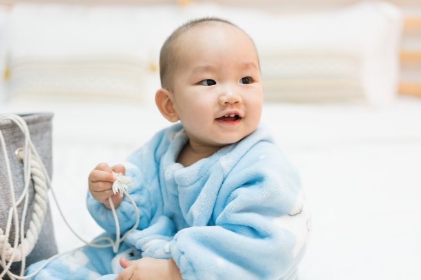 亚洲婴儿住在房间里素材图片