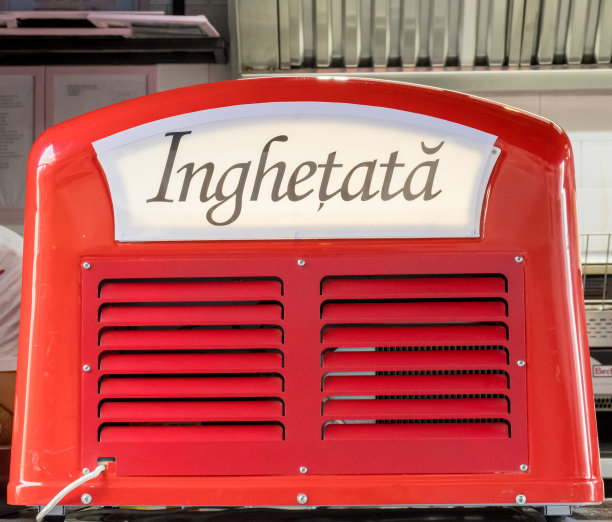红色复古风格的冰淇淋机，罗马尼亚冰淇淋中的“inghetata”一词图片下载