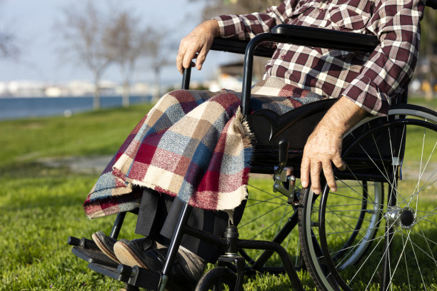 那位老人坐在轮椅上图片下载