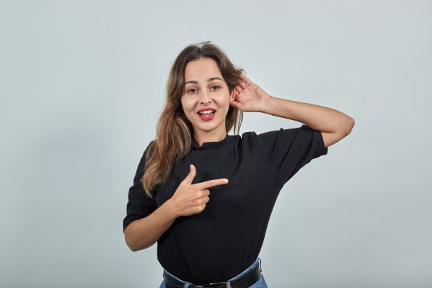 女士听不清就用手掌触地，用食指指示方向图片下载