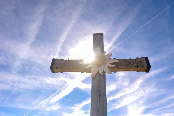 德国贝希特斯加登Kehlstein山顶上的“雪草十字”图片下载