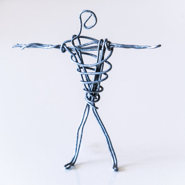 一个带铁丝的男人，站着，双臂向两侧伸展，象征着个人空间，做运动，锻炼图片下载