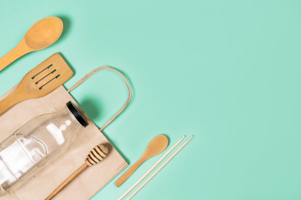 “零浪费”的概念。一套环保木制厨房用具。纺织环保袋、玻璃罐、竹材。可持续的生活方式。塑料自由概念。图片下载