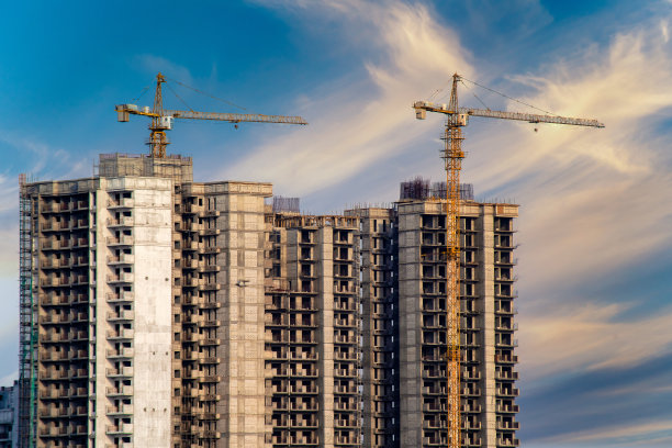 高空拍摄顶部有吊车的在建建筑图片下载