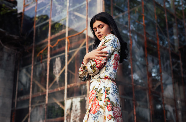 玻璃建筑外的时尚女人图片下载