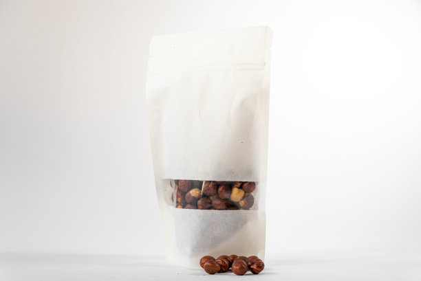白色的纸doypack环保食品包装充满榛与窗户和拉链在白色的背景图片下载