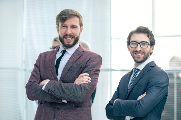 关闭了。年轻成功的商人站在办公室里图片下载