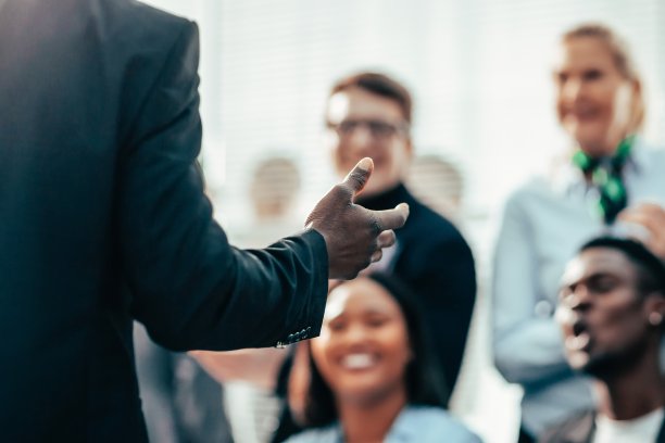 演讲人向商业半仓的参与者提问图片下载