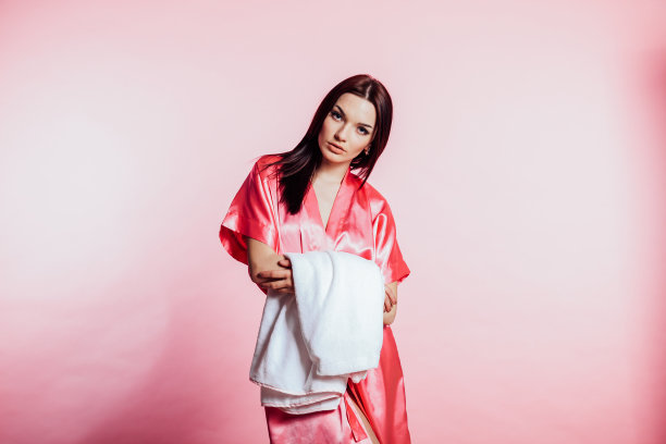 穿着粉色内衣和长袍的好女孩图片下载