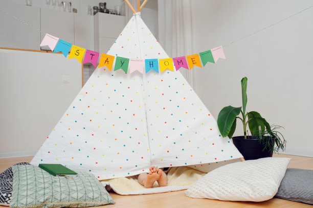 脚从一个小屋伸出与留在家里的花环图片下载